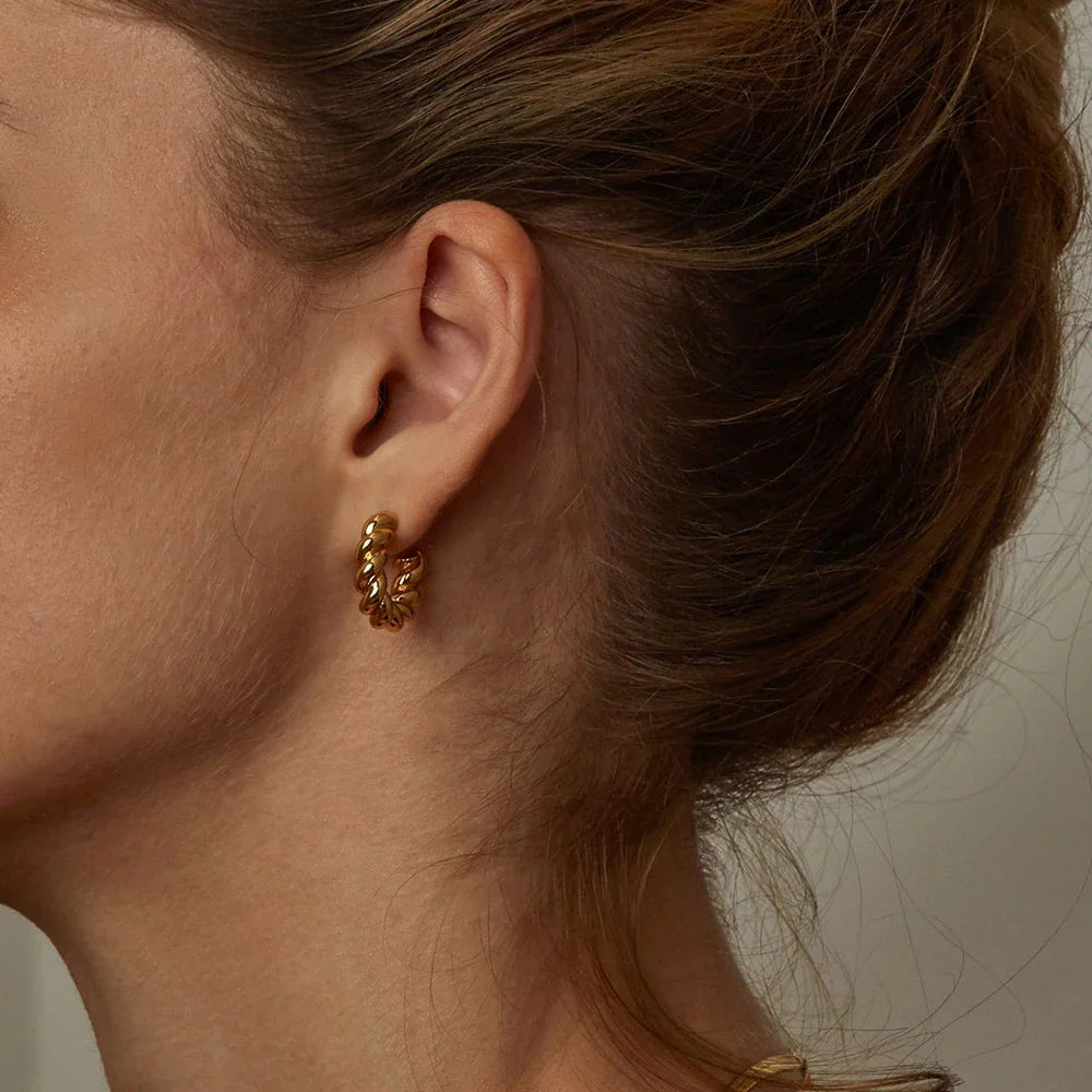 Brinco Feminino Entrelaçado Banhado em Ouro 18K