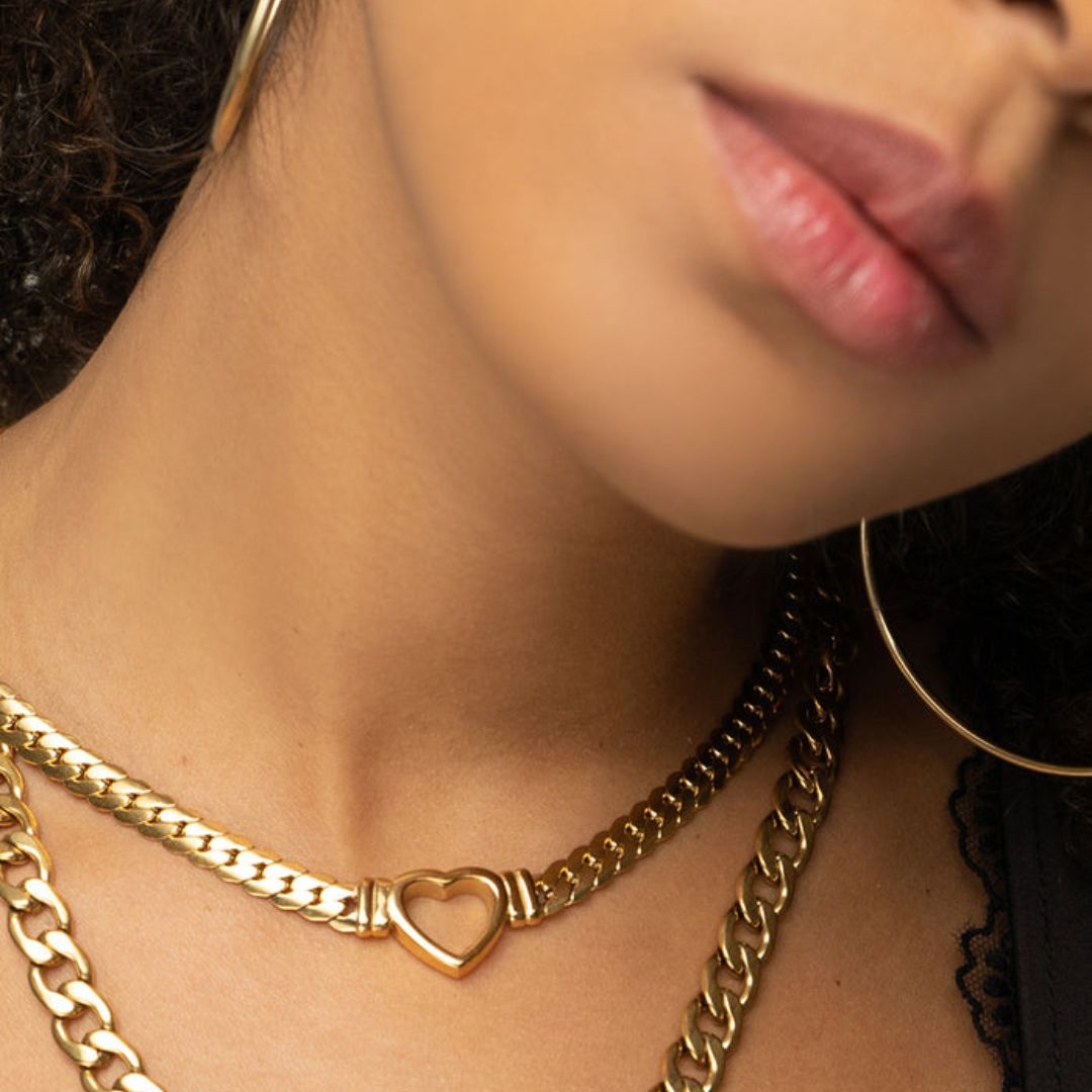 Colar Feminino Gargantilha Coração Minimalista Banhado em Ouro 18K