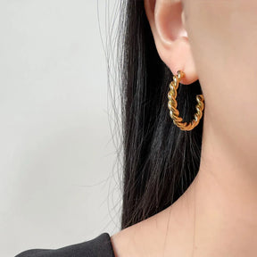 Brinco Feminino Entrelaçado Banhado em Ouro 18K