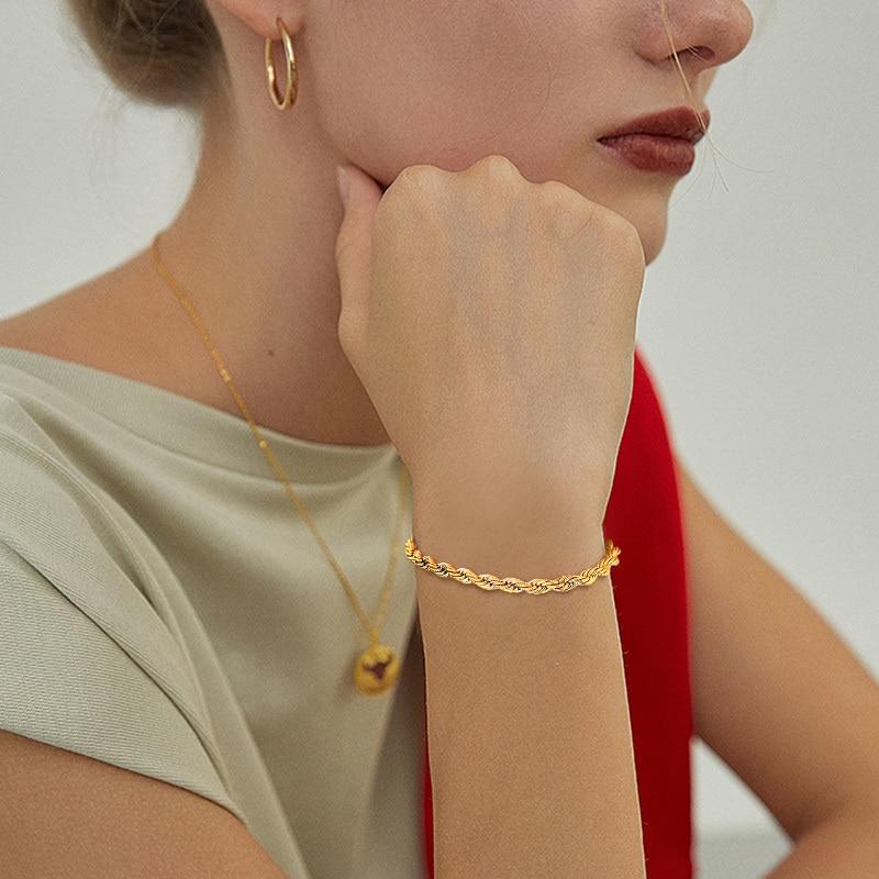 Pulseira Feminina com Elos Entrelaçados Banhado em Ouro 18K